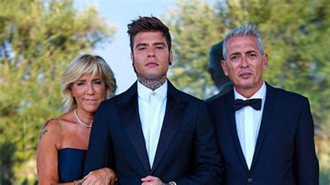 pantaloni versace fedez|Ojo que Fedez se va a casar SIN corbata, con pantalón ajustado .